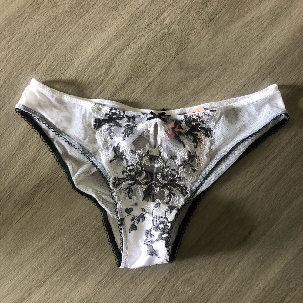 $34 NWT VS dream Angel cheeky panties Sz S